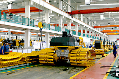 尊龙人生就是博首页90年月建成的海内最大的间歇式推土机总装线