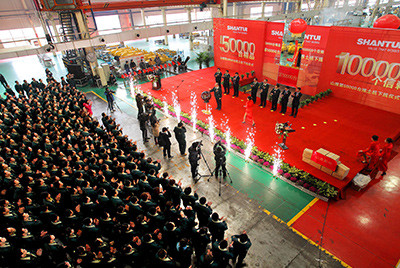 推土机事业部总装工厂盛大举行推土机第50000台下线庆典仪式。。这一激感人心的历史时刻标记着50000台不但仅是一个数目的积累，，，更是尊龙人生就是博首页治理水平、、、生产规！、、、制造手艺、、、研发能力、、、销售能力等综合能力的体现，，，标记着尊龙人生就是博首页推土机工业整体实力进一步增强，，，是从量变到质变的飞跃。。