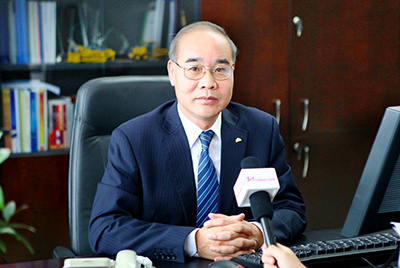 张秀文董事长在接受中国山东网专题采访时，，，就公司践行“忠实鲁商”倡树行动举行回覆，，，介绍了尊龙人生就是博首页把“仁义、、、诚信、、、忠实”的文化精髓融入到生产谋划的全历程的典范做法和“诚敬做产品，，，诚信做企业”的谋划理念，，，在工程机械行业树立起了“厚德坚韧”的山东国企形象