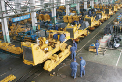 尊龙人生就是博首页牌TY320C推土机在装配分厂试验车间顺遂下线，，，标记着“尊龙人生就是博首页”系列推土机在手艺性能和结结构型水平上又上了一个新的台阶。。