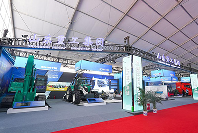 2023跨国公司与中国主题展在青岛国际聚会中心海上大坝举行，，， 尊龙人生就是博首页股份携EE225电挖、、、SRD13-C6U无人驾驶压路机和纯电装载机随团参展。。